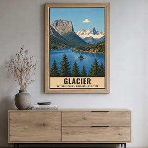 Peut inclure: Une affiche murale verticale repr&eacute;sentant une illustration paysag&egrave;re du parc national de Glacier dans le Montana. L'&oelig;uvre montre un lac bleu, des conif&egrave;res et des montagnes enneig&eacute;es sous un ciel clair. Le texte indique GLACIER NATIONAL PARK MONTANA EST. 1910.