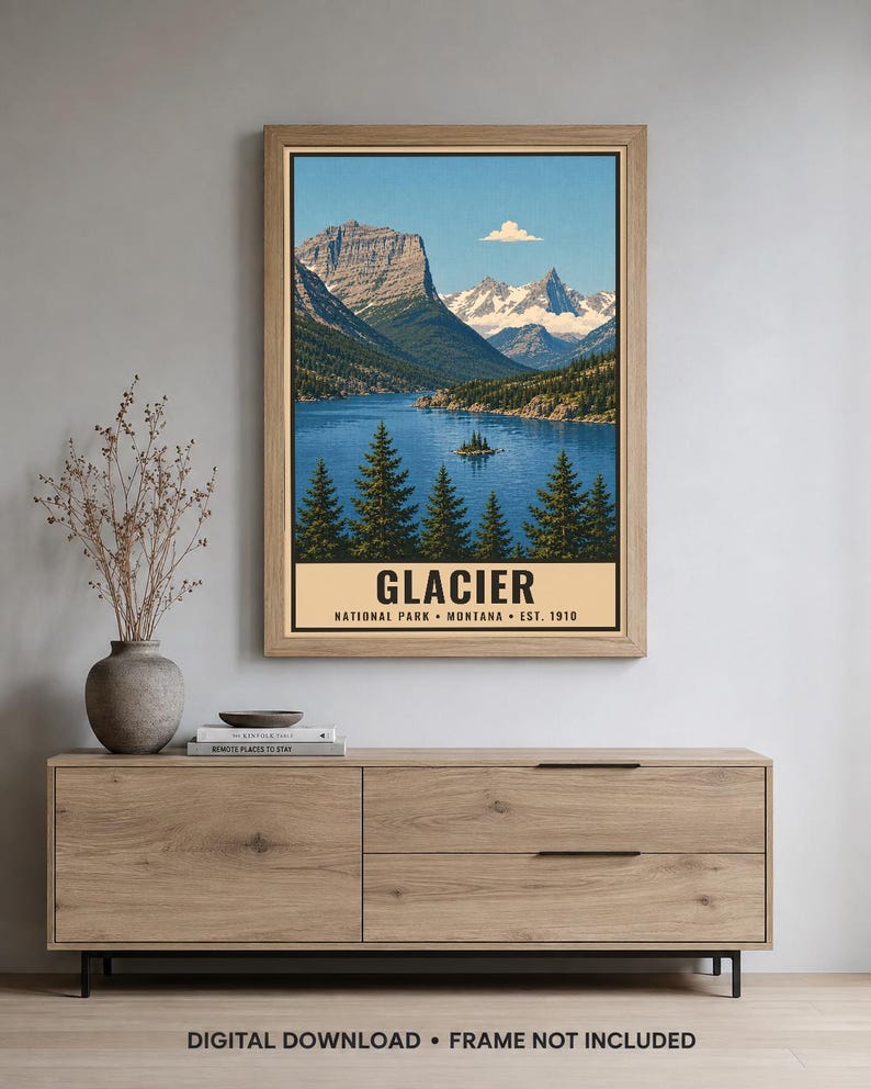 Peut inclure: Une affiche murale verticale repr&eacute;sentant une illustration paysag&egrave;re du parc national de Glacier dans le Montana. L'&oelig;uvre montre un lac bleu, des conif&egrave;res et des montagnes enneig&eacute;es sous un ciel clair. Le texte indique GLACIER NATIONAL PARK MONTANA EST. 1910.