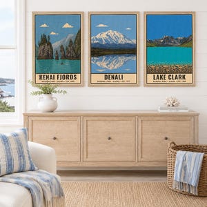 Może przedstawiać: Trzy pionowe wydruki ścienne z ilustracjami park&oacute;w narodowych Alaski. Lewy wydruk przedstawia Kenai Fjords, środkowy ukazuje Denali z odbiciem g&oacute;ry, a prawy prezentuje Lake Clark z turkusową wodą.