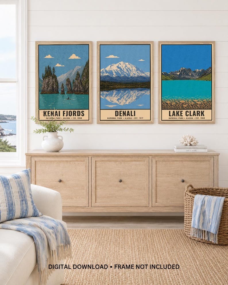 Może przedstawiać: Trzy pionowe wydruki ścienne z ilustracjami park&oacute;w narodowych Alaski. Lewy wydruk przedstawia Kenai Fjords, środkowy ukazuje Denali z odbiciem g&oacute;ry, a prawy prezentuje Lake Clark z turkusową wodą.