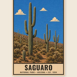 Op de afbeelding: Een verticale poster met een woestijnlandschap met hoge groene saguaro-cactussen onder een helderblauwe lucht met drie kleine wolken. Het onderste gedeelte bevat de tekst SAGUARO NATIONAL PARK &bull; ARIZONA &bull; EST. 1994 in zwarte hoofdletters.