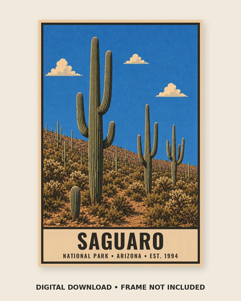 Op de afbeelding: Een verticale poster met een woestijnlandschap met hoge groene saguaro-cactussen onder een helderblauwe lucht met drie kleine wolken. Het onderste gedeelte bevat de tekst SAGUARO NATIONAL PARK &bull; ARIZONA &bull; EST. 1994 in zwarte hoofdletters.