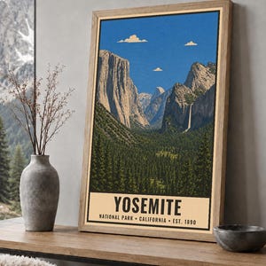 Może przedstawiać: Oprawiony pionowy plakat przedstawiający ilustrację krajobrazu Parku Narodowego Yosemite z granitowymi klifami, wodospadem i gęstym lasem sosnowym pod błękitnym niebem. Tekst głosi YOSEMITE NATIONAL PARK CALIFORNIA EST. 1890.