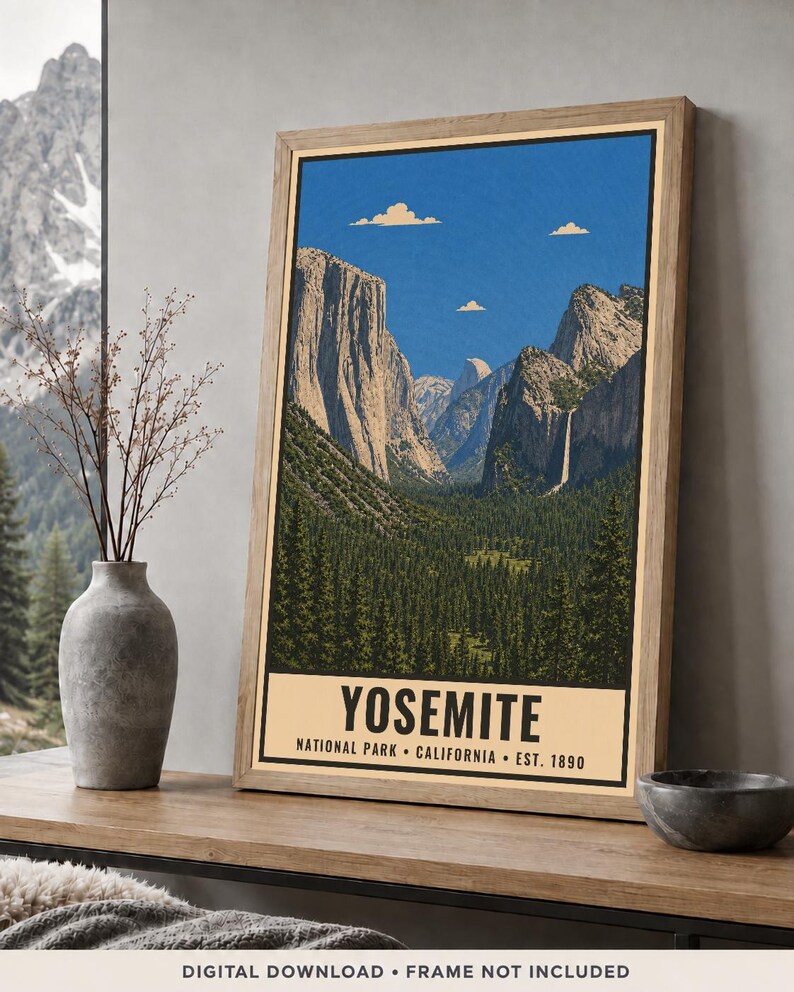 Może przedstawiać: Oprawiony pionowy plakat przedstawiający ilustrację krajobrazu Parku Narodowego Yosemite z granitowymi klifami, wodospadem i gęstym lasem sosnowym pod błękitnym niebem. Tekst głosi YOSEMITE NATIONAL PARK CALIFORNIA EST. 1890.