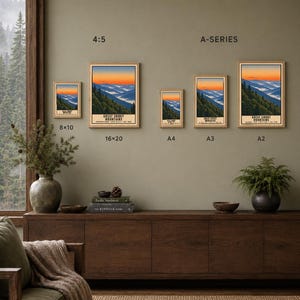 Może przedstawiać: Kolekcja pięciu oprawionych wydruk&oacute;w artystycznych przedstawiających Great Smoky Mountains o zachodzie słońca, w r&oacute;żnych rozmiarach, w tym 8x10, 16x20, A4, A3 i A2. Każdy wydruk ukazuje krajobraz niebieskich grzbiet&oacute;w g&oacute;rskich pod pomarańczowym niebem.