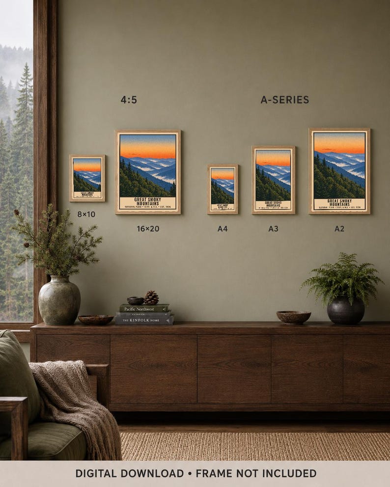Może przedstawiać: Kolekcja pięciu oprawionych wydruk&oacute;w artystycznych przedstawiających Great Smoky Mountains o zachodzie słońca, w r&oacute;żnych rozmiarach, w tym 8x10, 16x20, A4, A3 i A2. Każdy wydruk ukazuje krajobraz niebieskich grzbiet&oacute;w g&oacute;rskich pod pomarańczowym niebem.