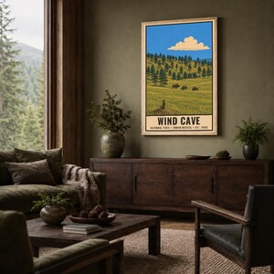 K&ouml;nnte beinhalten: Ein vertikaler Wandkunstdruck mit einer Landschaftsillustration des Wind Cave Nationalparks in South Dakota. Das Bild zeigt einen blauen Himmel mit einer Wolke, gr&uuml;ne H&uuml;gel mit Kiefern, drei Bisons und einen Pr&auml;riehund. Der Text lautet WIND CAVE.
