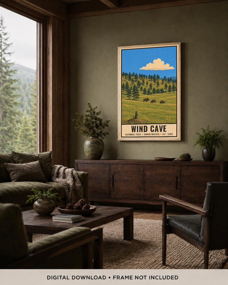 K&ouml;nnte beinhalten: Ein vertikaler Wandkunstdruck mit einer Landschaftsillustration des Wind Cave Nationalparks in South Dakota. Das Bild zeigt einen blauen Himmel mit einer Wolke, gr&uuml;ne H&uuml;gel mit Kiefern, drei Bisons und einen Pr&auml;riehund. Der Text lautet WIND CAVE.