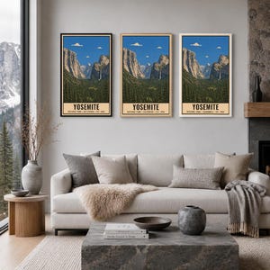 Może przedstawiać: Trzy pionowe wydruki ścienne przedstawiające grafikę Parku Narodowego Yosemite z granitowymi klifami, wodospadem i lasami sosnowymi pod niebieskim niebem. Tekst brzmi YOSEMITE NATIONAL PARK CALIFORNIA EST. 1890.