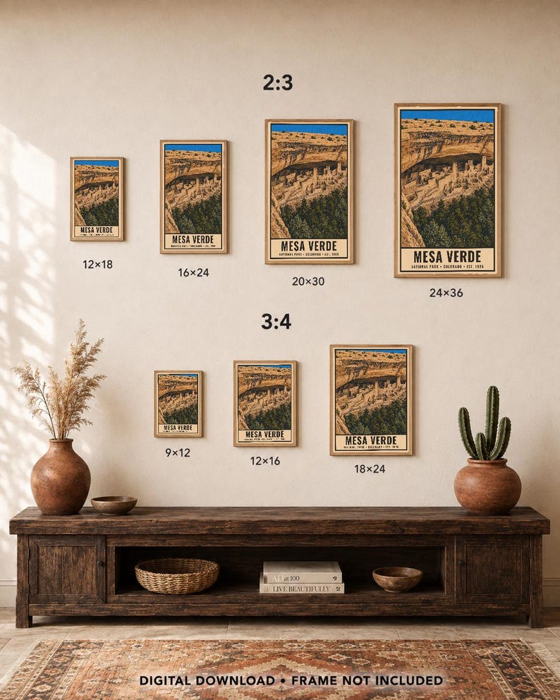 Pu&ograve; includere: Una collezione di sette stampe artistiche rettangolari da parete che raffigurano le abitazioni rupestri del Parco Nazionale di Mesa Verde. Le stampe sono disposte in due file etichettate 2:3 e 3:4, con dimensioni di 12x18, 16x24, 20x30, 24x36, 9x12, 12x16 e 18x24 pollici. Il testo recita DIGITAL DOWNLOAD &bull; FRAME NOT INCLUDED.