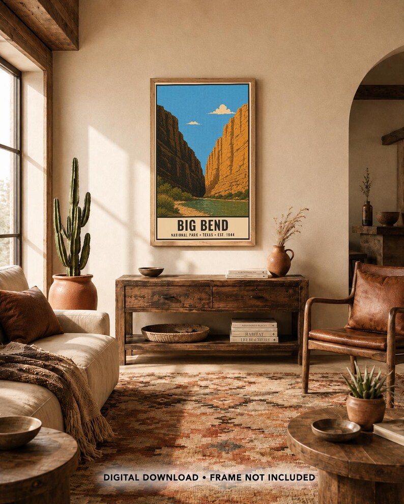 Op de afbeelding: Een verticale rechthoekige wandkunstprint met een gestileerde illustratie van Big Bend National Park. Het kunstwerk toont een rivier die tussen hoge canyonwanden stroomt onder een blauwe lucht met wolken. De tekst luidt BIG BEND NATIONAL PARK TEXAS EST. 1944.
