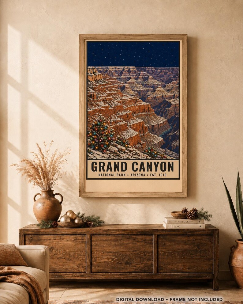Puede incluir: Un p&oacute;ster vertical que muestra un paisaje nevado del Gran Ca&ntilde;&oacute;n bajo un cielo azul oscuro estrellado. Un pino decorado con luces de colores se encuentra en primer plano. El texto dice GRAND CANYON NATIONAL PARK ARIZONA EST. 1919.