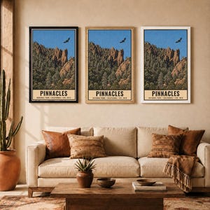 Op de afbeelding: Drie verticale wandkunstprints met het Pinnacles National Park in Californi&euml;. Elke print toont rotsachtige kliffen, dennenbomen, een blauwe lucht en een vliegende vogel, met de tekst PINNACLES NATIONAL PARK CALIFORNIA EST. 2013 onderaan.