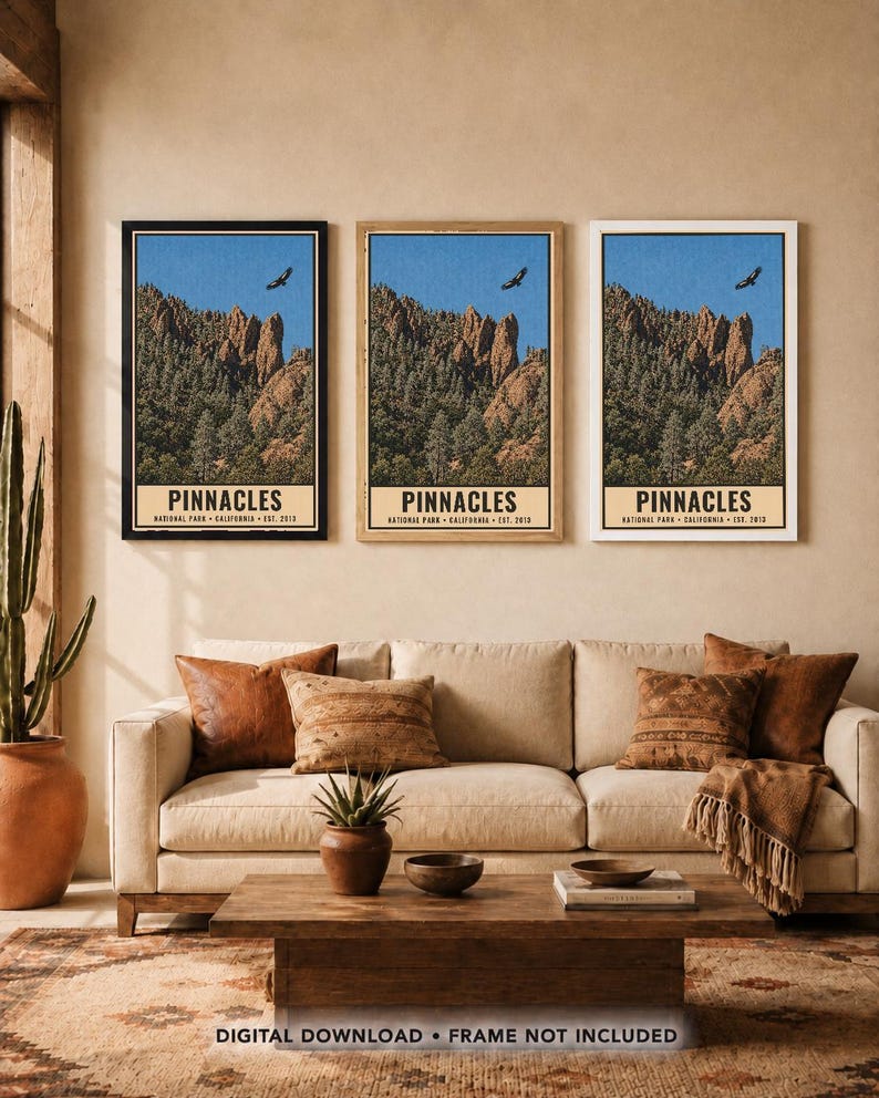 Op de afbeelding: Drie verticale wandkunstprints met het Pinnacles National Park in Californi&euml;. Elke print toont rotsachtige kliffen, dennenbomen, een blauwe lucht en een vliegende vogel, met de tekst PINNACLES NATIONAL PARK CALIFORNIA EST. 2013 onderaan.