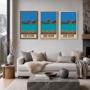 Pode incluir: Tr&ecirc;s impress&otilde;es de arte de parede verticais com uma ilustra&ccedil;&atilde;o da paisagem do Parque Nacional Lake Clark no Alasca. Cada impress&atilde;o exibe um c&eacute;u azul brilhante, montanhas com neve, um lago turquesa e uma costa rochosa com o texto Lake Clark.