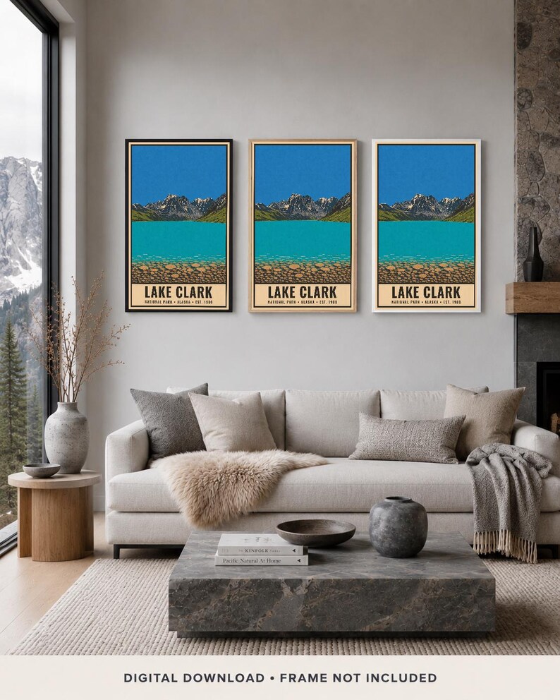 Pode incluir: Tr&ecirc;s impress&otilde;es de arte de parede verticais com uma ilustra&ccedil;&atilde;o da paisagem do Parque Nacional Lake Clark no Alasca. Cada impress&atilde;o exibe um c&eacute;u azul brilhante, montanhas com neve, um lago turquesa e uma costa rochosa com o texto Lake Clark.