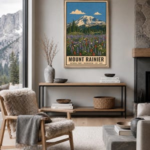 K&ouml;nnte beinhalten: Ein vertikaler Wandkunstdruck mit einer Landschaftsillustration des Mount Rainier, einer bunten Blumenwiese im Vordergrund, blauem Himmel und Wolken. Der Text lautet MOUNT RAINIER NATIONAL PARK WASHINGTON EST. 1899 in einer schwarzen Serifenschrift.