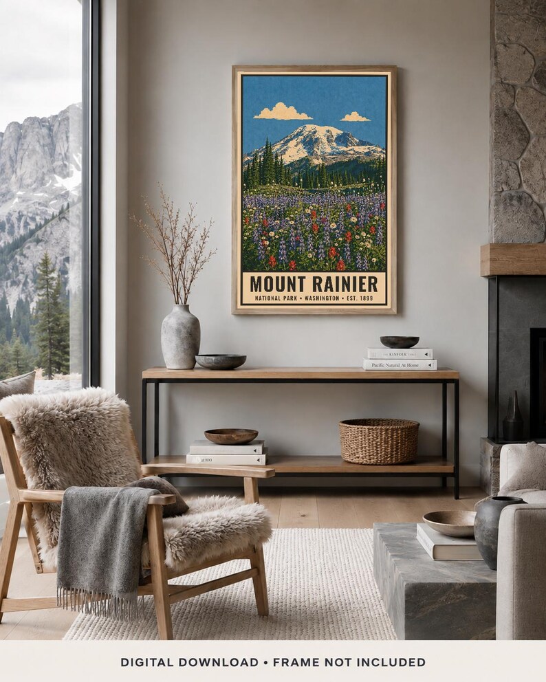 K&ouml;nnte beinhalten: Ein vertikaler Wandkunstdruck mit einer Landschaftsillustration des Mount Rainier, einer bunten Blumenwiese im Vordergrund, blauem Himmel und Wolken. Der Text lautet MOUNT RAINIER NATIONAL PARK WASHINGTON EST. 1899 in einer schwarzen Serifenschrift.
