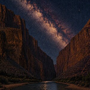 Puede incluir: Un r&iacute;o fluye a trav&eacute;s de un ca&ntilde;&oacute;n profundo con paredes rocosas escarpadas y rugosas bajo un cielo nocturno oscuro. La V&iacute;a L&aacute;ctea es claramente visible como una banda brillante y densa de estrellas que se extiende sobre el paisaje.