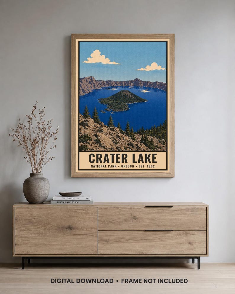 Op de afbeelding: Een verticale wandkunstprint met een gestileerde illustratie van Crater Lake National Park in Oregon. De afbeelding toont een diepblauw meer met Wizard Island, omringd door rotsachtige kliffen en dennenbomen onder een blauwe lucht met witte wolken.