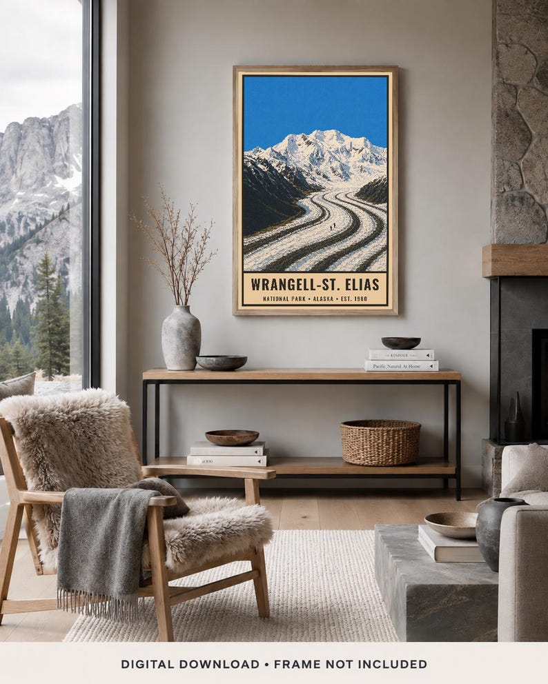 K&ouml;nnte beinhalten: Ein vertikaler Wandkunstdruck mit einer Landschaftsillustration des Wrangell-St. Elias Nationalparks in Alaska. Das Bild zeigt einen schneebedeckten Berggipfel &uuml;ber einem Gletscher mit dunklen Mor&auml;nenlinien sowie den Text WRANGELL-ST. ELIAS.