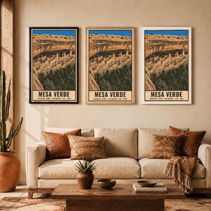 Pu&ograve; includere: Tre stampe murali verticali con un'illustrazione del Parco Nazionale di Mesa Verde, abitazioni rupestri, cielo blu e formazioni rocciose color sabbia. Ogni stampa riporta in basso il testo MESA VERDE NATIONAL PARK COLORADO EST. 1906.