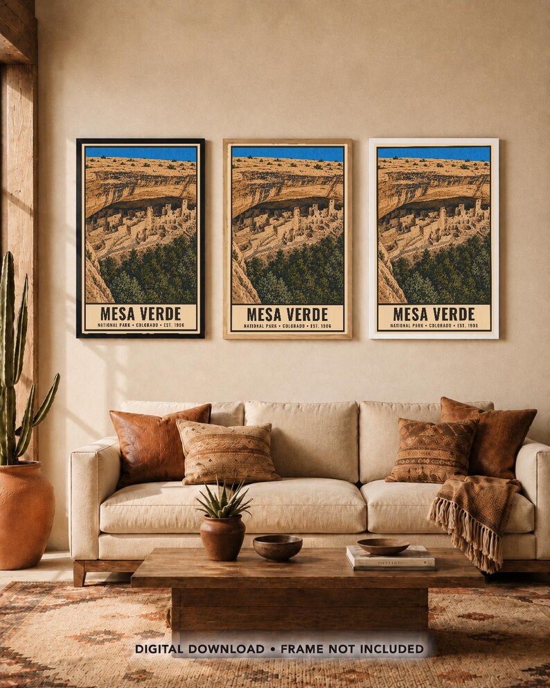 Pu&ograve; includere: Tre stampe murali verticali con un'illustrazione del Parco Nazionale di Mesa Verde, abitazioni rupestri, cielo blu e formazioni rocciose color sabbia. Ogni stampa riporta in basso il testo MESA VERDE NATIONAL PARK COLORADO EST. 1906.