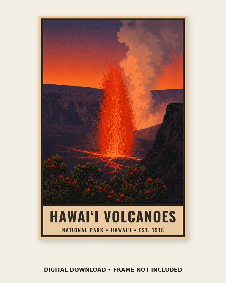 Puede incluir: Un p&oacute;ster vertical que muestra una erupci&oacute;n volc&aacute;nica de color naranja y rojo vibrante contra un cielo oscuro, con acantilados oscuros y arbustos de flores rojas en primer plano. El texto dice HAWAI'I VOLCANOES NATIONAL PARK &bull; HAWAI'I &bull; EST. 1916.