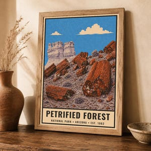 Peut inclure: Une affiche encadr&eacute;e repr&eacute;sentant une illustration paysag&egrave;re du parc national de Petrified Forest en Arizona. L'&oelig;uvre montre des troncs p&eacute;trifi&eacute;s brun-rouge sur un terrain rocheux sous un ciel bleu nuageux. Le texte indique : PETRIFIED FOREST NATIONAL PARK &bull; ARIZONA &bull; EST. 1962.