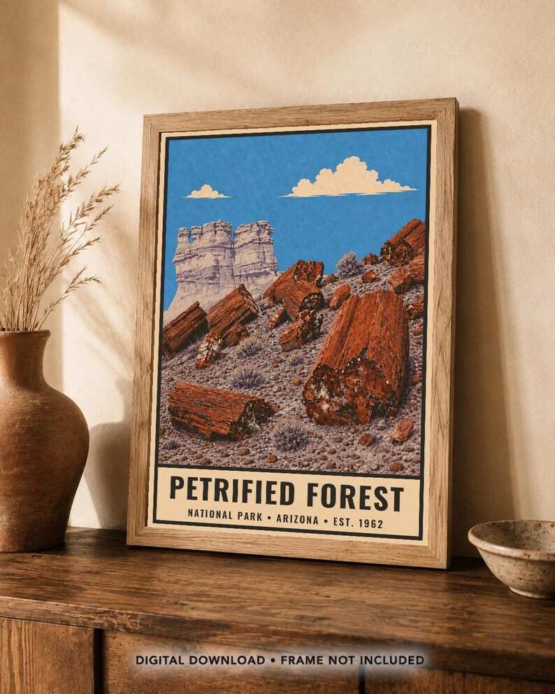 Peut inclure: Une affiche encadr&eacute;e repr&eacute;sentant une illustration paysag&egrave;re du parc national de Petrified Forest en Arizona. L'&oelig;uvre montre des troncs p&eacute;trifi&eacute;s brun-rouge sur un terrain rocheux sous un ciel bleu nuageux. Le texte indique : PETRIFIED FOREST NATIONAL PARK &bull; ARIZONA &bull; EST. 1962.