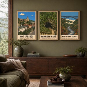 Peut inclure: Trois affiches verticales encadr&eacute;es en bois illustrant les parcs nationaux de Hot Springs, Mammoth Cave et New River Gorge. Chaque affiche pr&eacute;sente le nom du parc, sa localisation et son ann&eacute;e de cr&eacute;ation en texte noir en bas.
