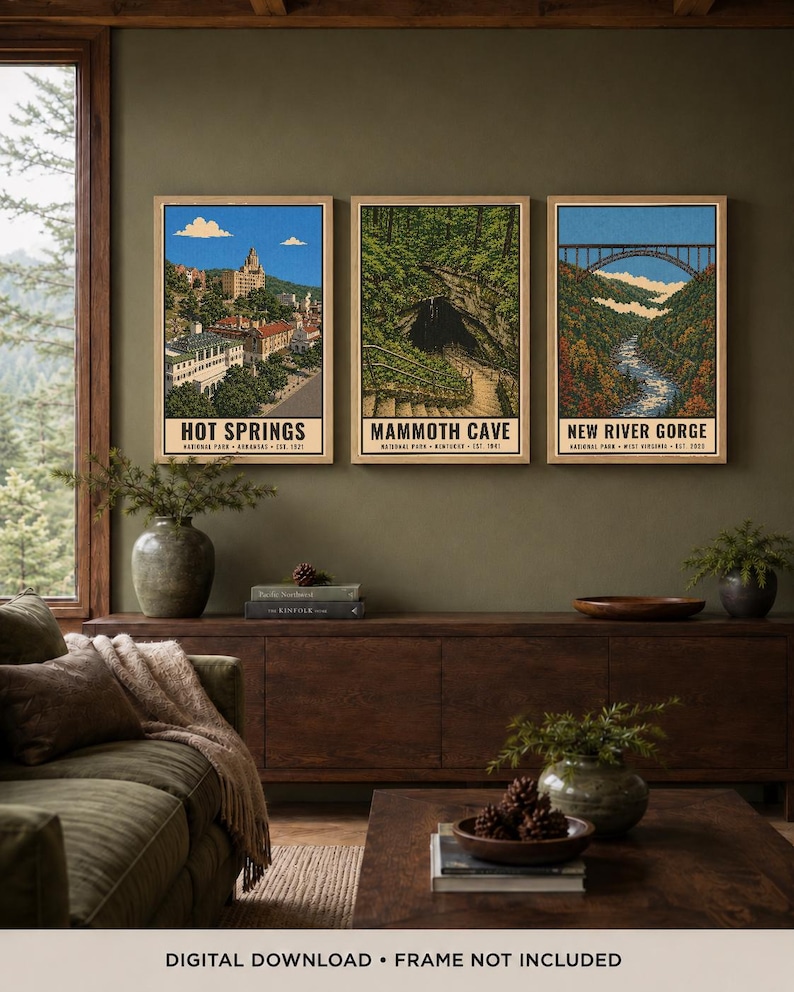 Peut inclure: Trois affiches verticales encadr&eacute;es en bois illustrant les parcs nationaux de Hot Springs, Mammoth Cave et New River Gorge. Chaque affiche pr&eacute;sente le nom du parc, sa localisation et son ann&eacute;e de cr&eacute;ation en texte noir en bas.
