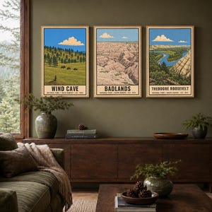 K&ouml;nnte beinhalten: Drei vertikale Wandkunstdrucke mit Illustrationen der Nationalparks Wind Cave, Badlands und Theodore Roosevelt. Jeder Druck zeigt eine Landschaftsszene mit Text unter dem Bild, der den Park, den Bundesstaat und das Gr&uuml;ndungsjahr angibt.