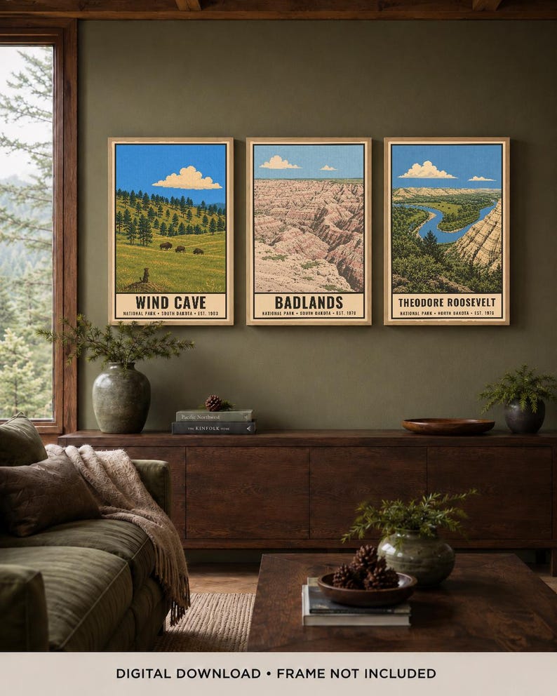K&ouml;nnte beinhalten: Drei vertikale Wandkunstdrucke mit Illustrationen der Nationalparks Wind Cave, Badlands und Theodore Roosevelt. Jeder Druck zeigt eine Landschaftsszene mit Text unter dem Bild, der den Park, den Bundesstaat und das Gr&uuml;ndungsjahr angibt.