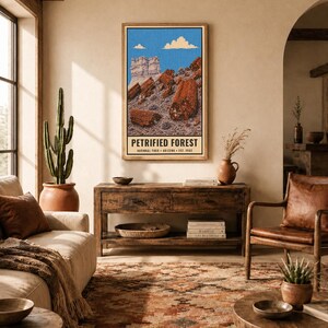 Peut inclure: Une affiche murale verticale repr&eacute;sentant une illustration paysag&egrave;re du parc national de Petrified Forest en Arizona. L'&oelig;uvre montre des troncs de bois p&eacute;trifi&eacute; rouges sous un ciel bleu avec des nuages blancs, et le texte PETRIFIED FOREST NATIONAL PARK ARIZONA EST. 1962.