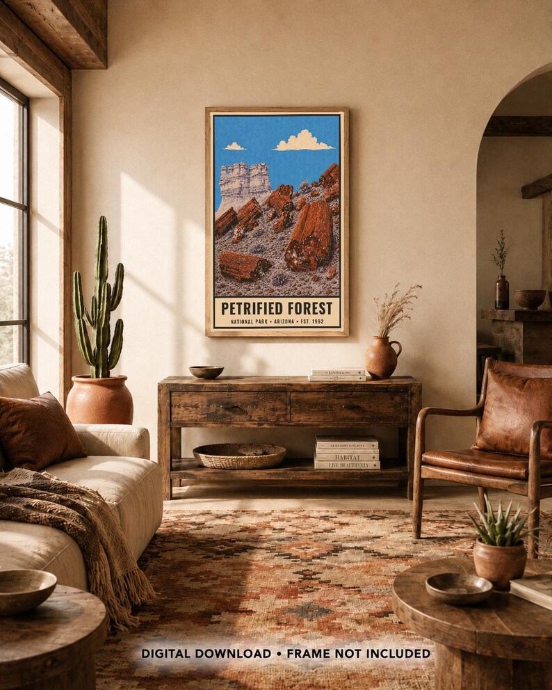 Peut inclure: Une affiche murale verticale repr&eacute;sentant une illustration paysag&egrave;re du parc national de Petrified Forest en Arizona. L'&oelig;uvre montre des troncs de bois p&eacute;trifi&eacute; rouges sous un ciel bleu avec des nuages blancs, et le texte PETRIFIED FOREST NATIONAL PARK ARIZONA EST. 1962.
