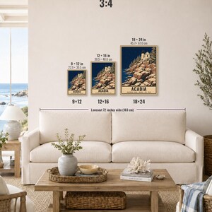 Puede incluir: Tres l&aacute;minas rectangulares de arte mural del Parque Nacional Acadia con un faro en un acantilado rocoso de noche. Las l&aacute;minas se muestran en tama&ntilde;os de 22,9x30,5 cm, 30,5x40,6 cm y 45,7x61,0 cm. El texto dice ACADIA NATIONAL PARK MAINE EST 1919.