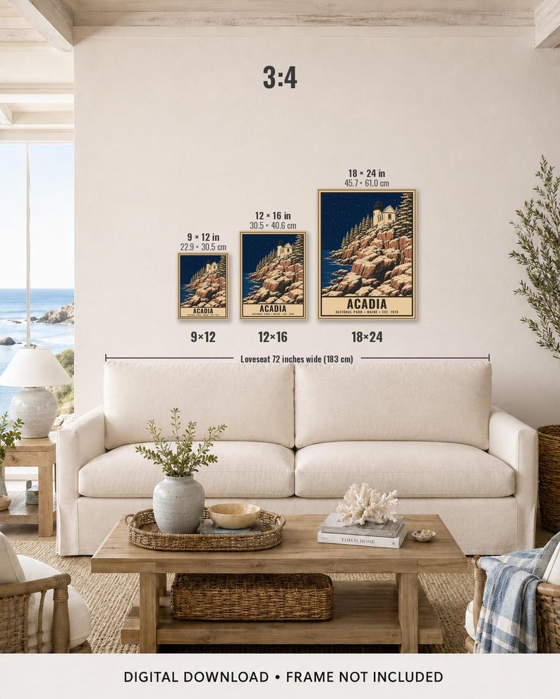 Puede incluir: Tres l&aacute;minas rectangulares de arte mural del Parque Nacional Acadia con un faro en un acantilado rocoso de noche. Las l&aacute;minas se muestran en tama&ntilde;os de 22,9x30,5 cm, 30,5x40,6 cm y 45,7x61,0 cm. El texto dice ACADIA NATIONAL PARK MAINE EST 1919.