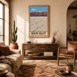 Puede incluir: Una l&aacute;mina de arte mural vertical que muestra un paisaje del Valle de la Muerte con un primer plano de salinas, una cordillera oscura y un cielo azul. El texto en la parte inferior dice DEATH VALLEY NATIONAL PARK CALIF. & NEV. EST. 1994.