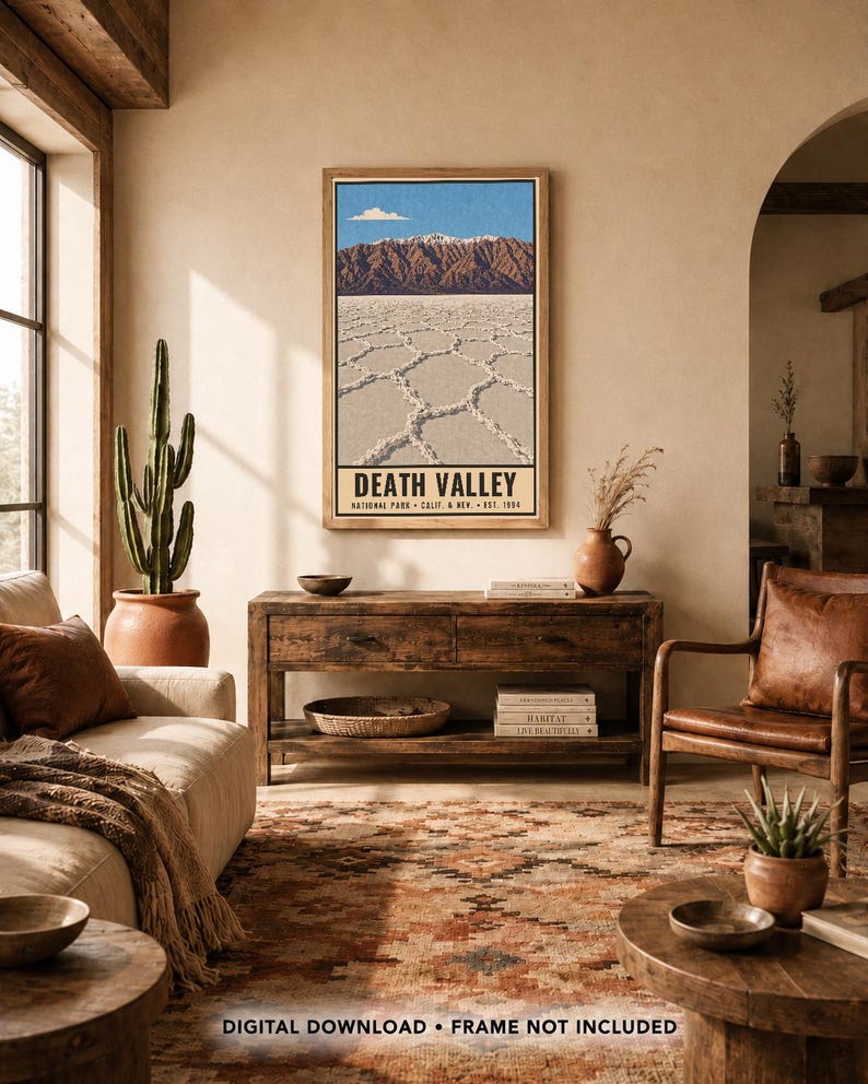Puede incluir: Una l&aacute;mina de arte mural vertical que muestra un paisaje del Valle de la Muerte con un primer plano de salinas, una cordillera oscura y un cielo azul. El texto en la parte inferior dice DEATH VALLEY NATIONAL PARK CALIF. & NEV. EST. 1994.