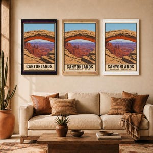 Może przedstawiać: Trzy pionowe wydruki ścienne z ilustracją krajobrazu Parku Narodowego Canyonlands w Utah. Każdy wydruk przedstawia naturalny łuk skalny nad pustynnym kanionem z napisem CANYONLANDS NATIONAL PARK UTAH EST. 1964.