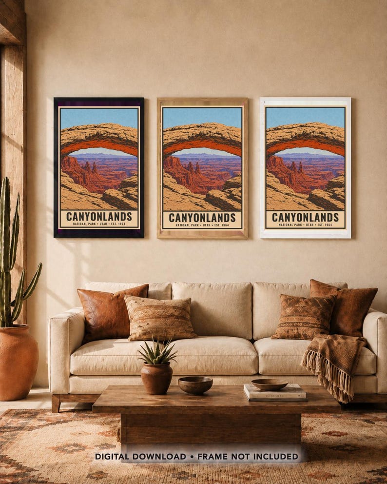 Może przedstawiać: Trzy pionowe wydruki ścienne z ilustracją krajobrazu Parku Narodowego Canyonlands w Utah. Każdy wydruk przedstawia naturalny łuk skalny nad pustynnym kanionem z napisem CANYONLANDS NATIONAL PARK UTAH EST. 1964.