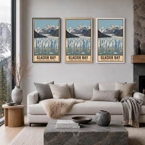 Może przedstawiać: Trzy pionowe plakaty ścienne z ilustracją krajobrazu Parku Narodowego Glacier Bay na Alasce, założonego w 1980 roku. Grafika przedstawia ośnieżone g&oacute;ry, wielki lodowiec i lodowate wody z napisem GLACIER BAY u dołu obrazu.