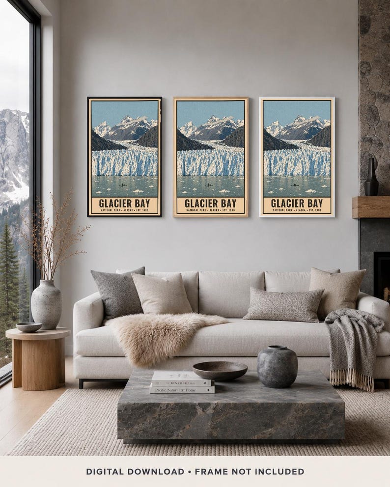 Może przedstawiać: Trzy pionowe plakaty ścienne z ilustracją krajobrazu Parku Narodowego Glacier Bay na Alasce, założonego w 1980 roku. Grafika przedstawia ośnieżone g&oacute;ry, wielki lodowiec i lodowate wody z napisem GLACIER BAY u dołu obrazu.