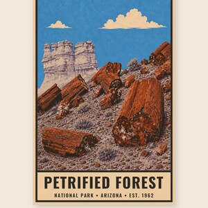 Peut inclure: Une affiche verticale repr&eacute;sentant un paysage du parc national de la for&ecirc;t p&eacute;trifi&eacute;e en Arizona. La sc&egrave;ne montre des troncs p&eacute;trifi&eacute;s brun-rouge dispers&eacute;s sur une pente rocheuse sous un ciel bleu avec des nuages. Le texte indique : PETRIFIED FOREST NATIONAL PARK ARIZONA EST. 1962.