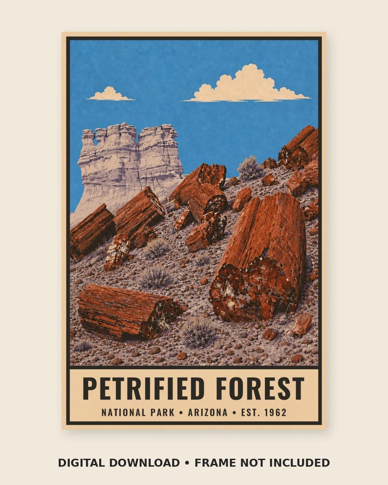Peut inclure: Une affiche verticale repr&eacute;sentant un paysage du parc national de la for&ecirc;t p&eacute;trifi&eacute;e en Arizona. La sc&egrave;ne montre des troncs p&eacute;trifi&eacute;s brun-rouge dispers&eacute;s sur une pente rocheuse sous un ciel bleu avec des nuages. Le texte indique : PETRIFIED FOREST NATIONAL PARK ARIZONA EST. 1962.