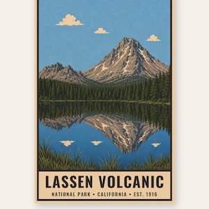 K&ouml;nnte beinhalten: Ein vertikaler Kunstdruck mit einem schneebedeckten Berggipfel, einem dichten Wald und einem See, der die Landschaft unter einem blauen Himmel mit drei Wolken spiegelt. Der Text lautet LASSEN VOLCANIC NATIONAL PARK CALIFORNIA EST. 1916.