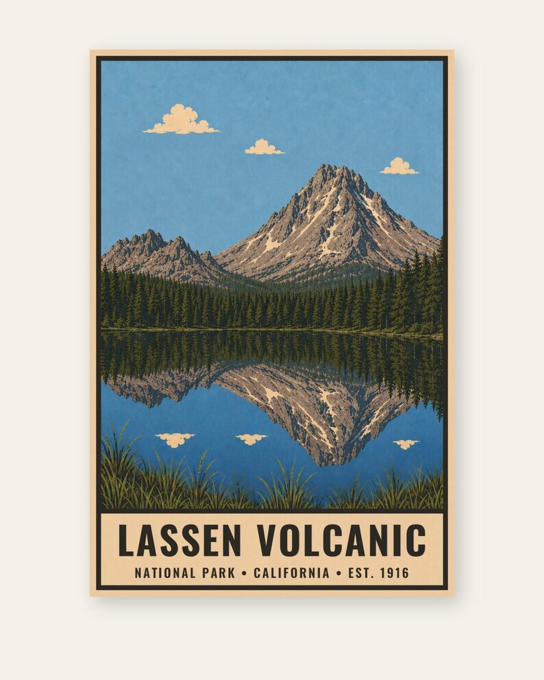 K&ouml;nnte beinhalten: Ein vertikaler Kunstdruck mit einem schneebedeckten Berggipfel, einem dichten Wald und einem See, der die Landschaft unter einem blauen Himmel mit drei Wolken spiegelt. Der Text lautet LASSEN VOLCANIC NATIONAL PARK CALIFORNIA EST. 1916.