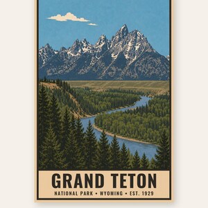 Peut inclure: Une affiche verticale pr&eacute;sentant une illustration paysag&egrave;re de la cha&icirc;ne de montagnes Grand Teton avec des sommets enneig&eacute;s sous un ciel bleu. Une rivi&egrave;re sinueuse traverse une for&ecirc;t de pins verte dense. Le texte indique GRAND TETON NATIONAL PARK WYOMING EST. 1929.
