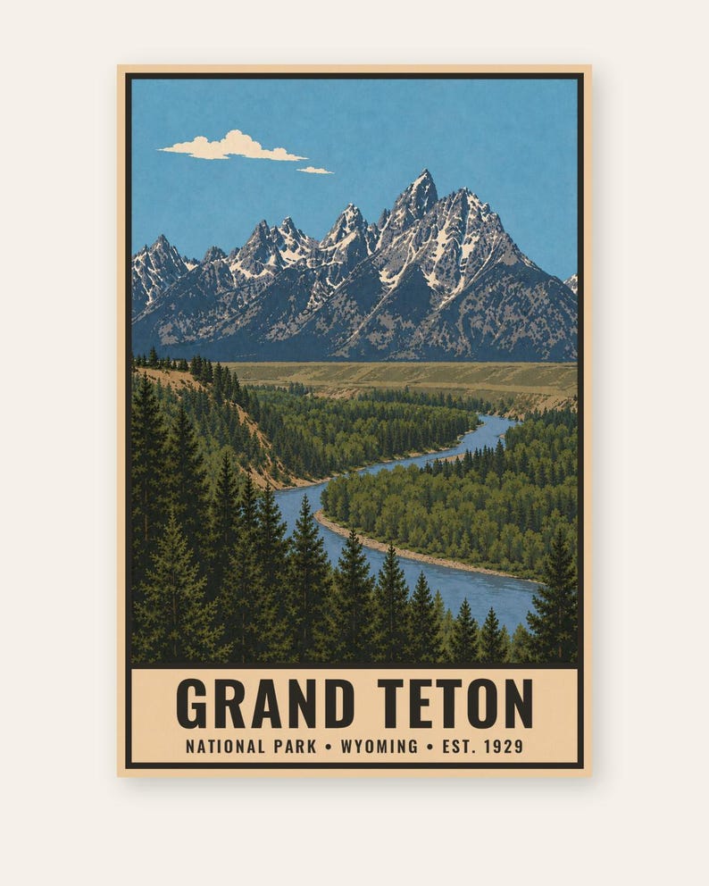 Peut inclure: Une affiche verticale pr&eacute;sentant une illustration paysag&egrave;re de la cha&icirc;ne de montagnes Grand Teton avec des sommets enneig&eacute;s sous un ciel bleu. Une rivi&egrave;re sinueuse traverse une for&ecirc;t de pins verte dense. Le texte indique GRAND TETON NATIONAL PARK WYOMING EST. 1929.